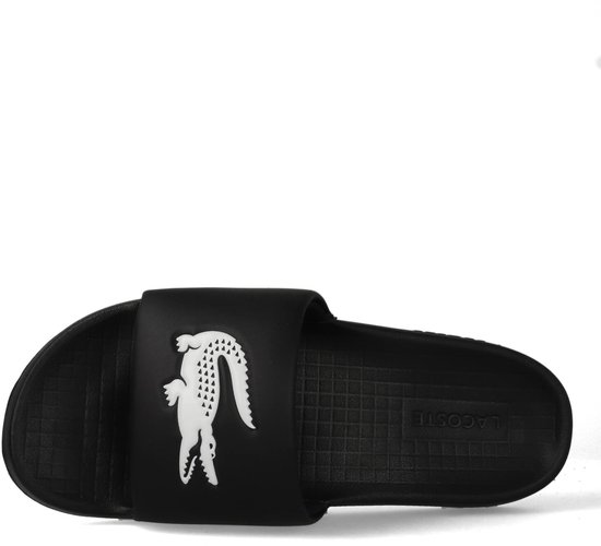 Zwarte slider slipper van bovenaf gezien, met witte krokodillenprint.