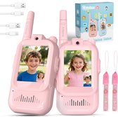 Twee roze walkietalkies met schermen die kindergezichten tonen. USB-kabels en lanyard-koorden ernaast. Doos op de achtergrond.