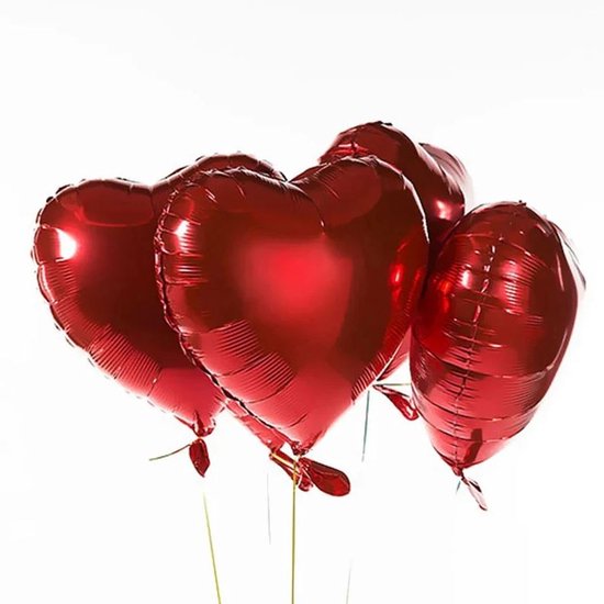 Vijf glanzende rode hartvormige ballonnen met rode linten, zwevend.
