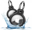 Twee zwarte AirTag hoesjes met zilveren ring, springend uit het water.
