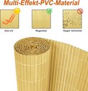 Opgerolde bamboekleurige PVC-tuinafscheiding met iconen die UV-bestendigheid, waterafstotendheid en schimmelwering tonen.