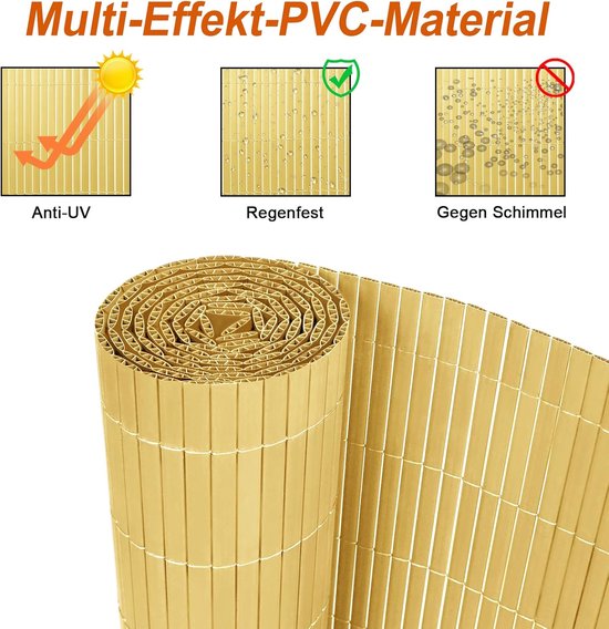Opgerolde bamboekleurige PVC-tuinafscheiding met iconen die UV-bestendigheid, waterafstotendheid en schimmelwering tonen.