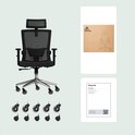 Zwarte bureaustoel met verstelbare hoofdsteun, armleuningen, chroom onderstel met wielen en een losse set wielen.