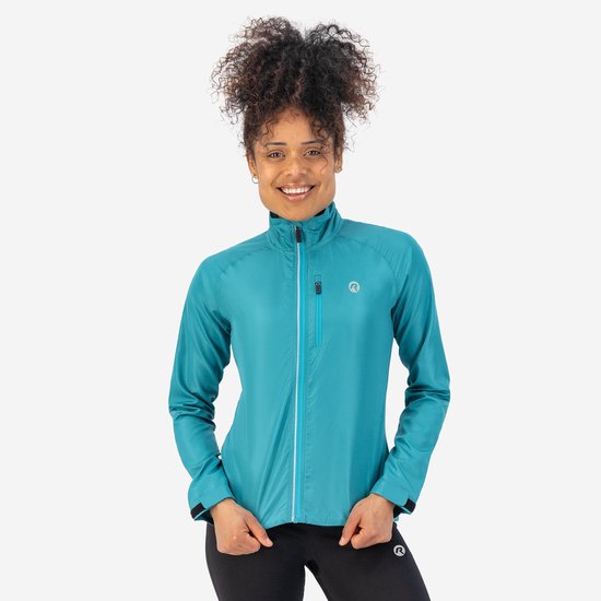 Model draagt turquoise Rogelli hardloopjack met rits en logo op de borst, met zwarte legging.