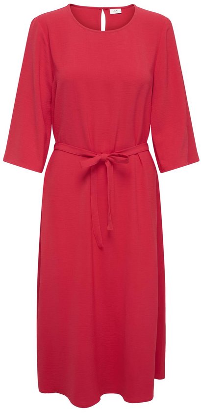 Robe rouge à manches 3/4, col rond et ceinture à nouer.