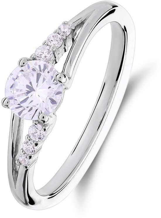 Zilverkleurige ring met één grote zirkonia, geflankeerd door twee kleinere zirkonia's.