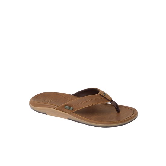 Bruine Reef teenslipper in leer met Reef logo op de band.