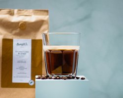 Georgies - koffie - 100% Arabica Koffiebonen 1 kg – Signature Blend – intensiteit 7/10 - 2x500g (Koffiebonen 1 kg) – Vers Gebrande Espresso Koffiebonen – Mild & Chocoladeachtig – Premium RFA Koffiebonen
