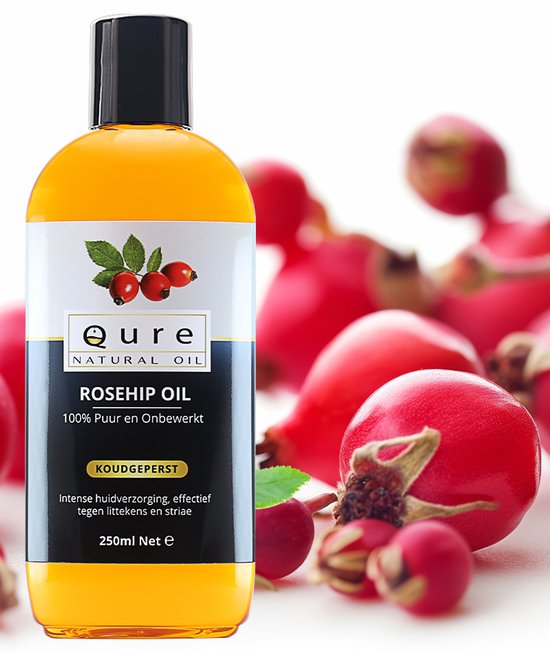 Fles Qure Rosehip Oil, 250ml, met rozenbottels en blaadjes op de voorgrond.