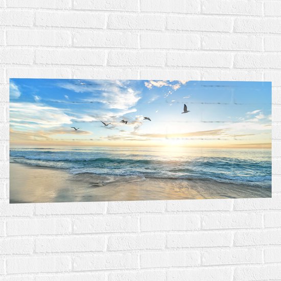 WallClassics - Muursticker - Meeuwen boven het Strand en Zee - 100x50 cm Foto op Muursticker