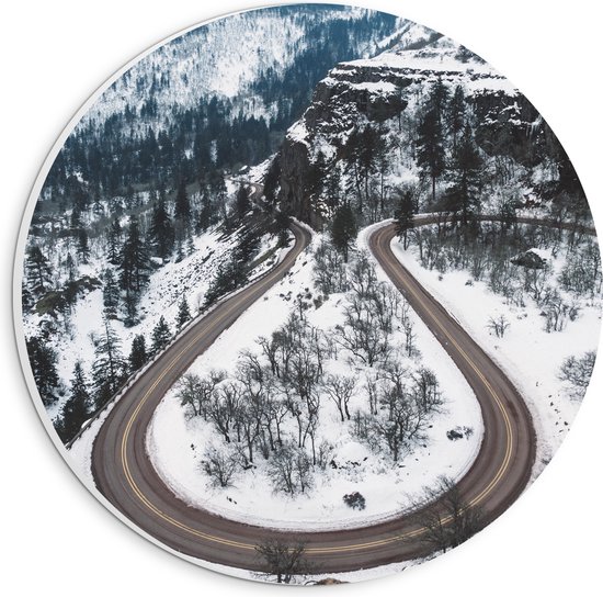 WallClassics - PVC Schuimplaat Muurcirkel - Weg door Bergen met Sneeuw - 20x20 cm Foto op Muurcirkel (met ophangsysteem)