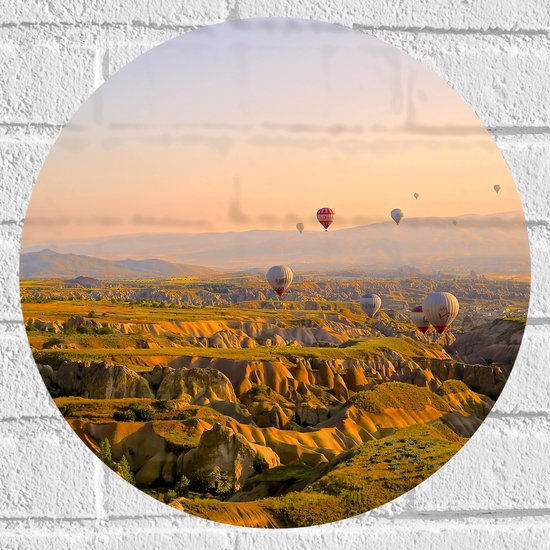 WallClassics - Muursticker Cirkel - Luchtballonnen boven Bergen en Heuvels - 40x40 cm Foto op Muursticker