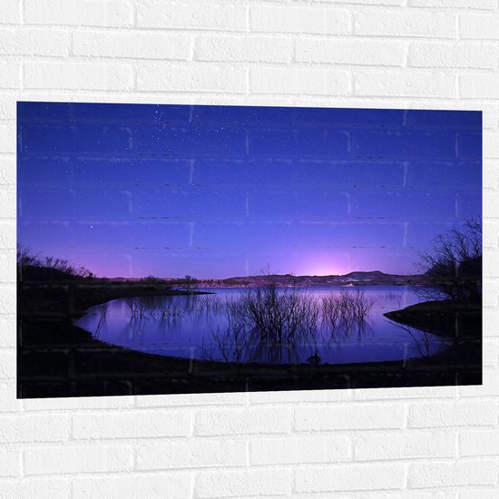 WallClassics - Muursticker - Meer in de Nacht bij Paars met Blauwe Lucht - 105x70 cm Foto op Muursticker