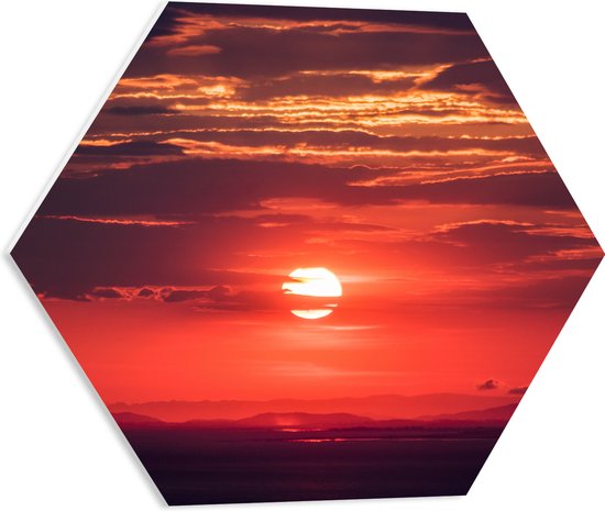 WallClassics - PVC Schuimplaat Hexagon  - Ondergaande Zon achter Wolken - 50x43.5 cm Foto op Hexagon (Met Ophangsysteem)