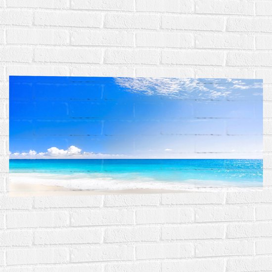 WallClassics - Muursticker - Strand met Licht Blauwe Zee - 100x50 cm Foto op Muursticker