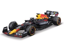 Bburago Red Bull F1 RB18 #1 Max Verstappen Formule 1 seizoen 2022 in luxe bewaarcase met helm modelauto schaalmodel - 12 cm groot - 1:43 Bburago Red Bull F1 RB18 #1 Max Verstappen Formule 1 seizoen 2022 in luxe bewaarcase met helm modelauto schaalmodel - 12 cm groot - 1:43