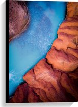 WallClassics - Canvas  - Helder Blauw Stromend Water tussen Stenen - 40x60 cm Foto op Canvas Schilderij (Wanddecoratie op Canvas)