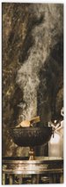 WallClassics - Dibond - Kommetje met Brandend Hout in Grot - 40x120 cm Foto op Aluminium (Wanddecoratie van metaal)