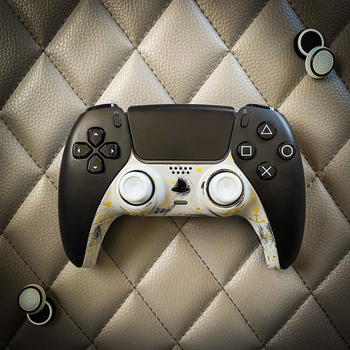 Afslag11 . Custom controller behuizing faceplate - geschikt voor de Playstation 5 controller - 'Bad Karma'