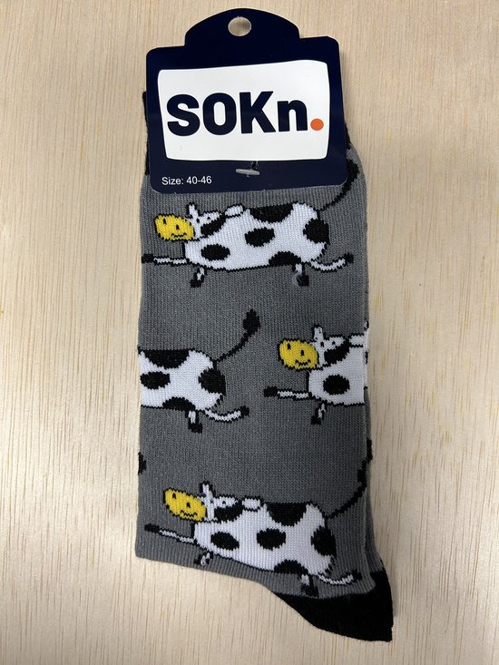 Grijze sokken met een patroon van vrolijke koeien. Maat 40-46.