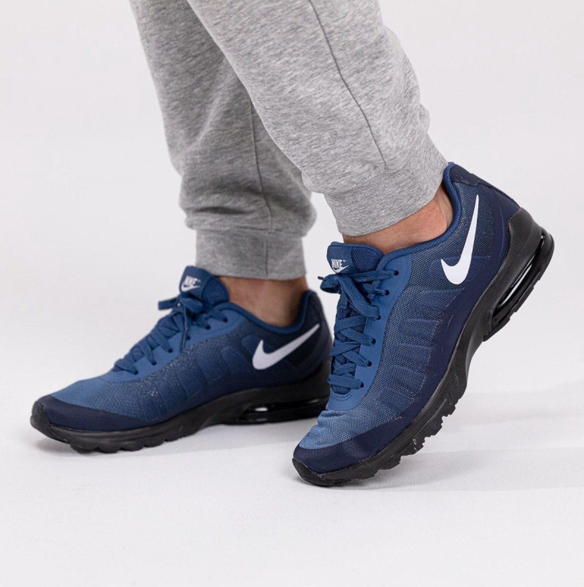 Nike Air Max Invigor - Baskets pour femmes - Homme - Taille 40 - Blauw/  Zwart | bol.com