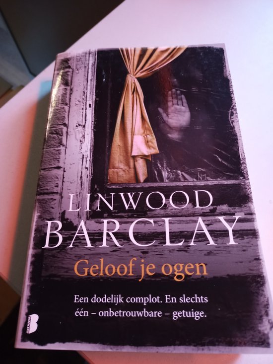 Boekhoes met gele gordijnen, grijze bakstenen en de tekst 'Geloof je ogen' door Linwood Barclay.