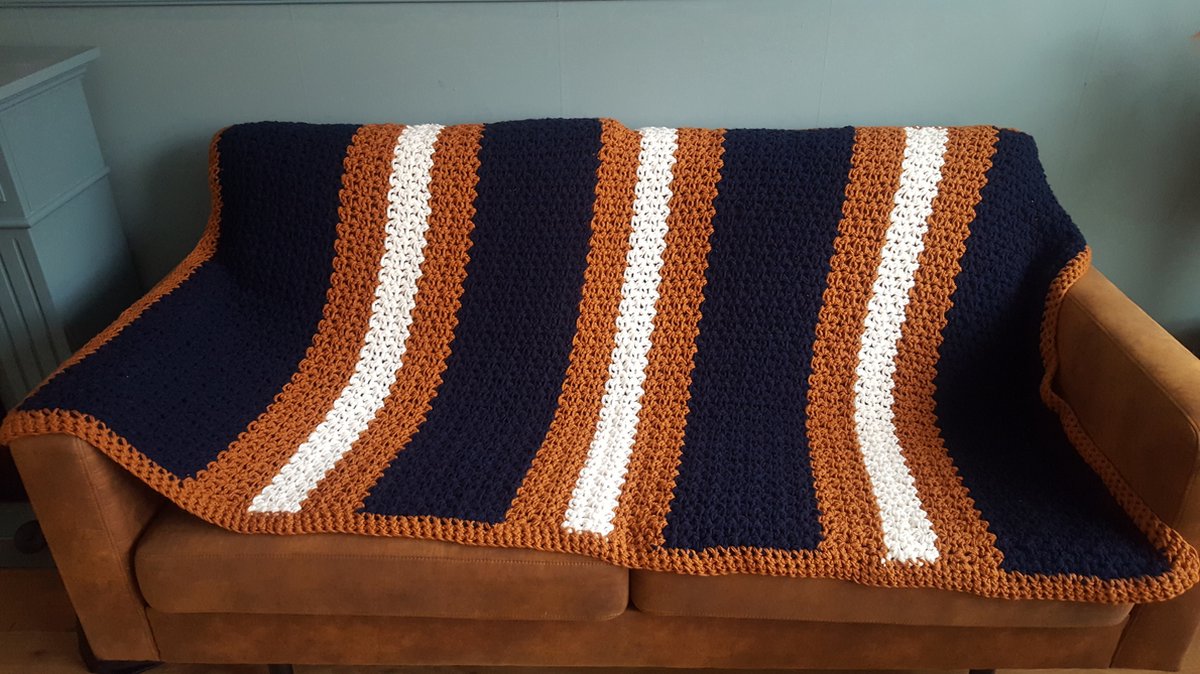 Plaid grote woondeken grand foulard gehaakt in donkerblauw roestbruin en creme gestreept afm: 170 x 100 cm handgemaakt