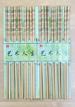 Een set met 10 x paar van 2 eetstokjes, gemaakt van  bamboe hout. Afmeting: ca. 24.5 x 0,5 x 0,5 cm. Aziatisch en Sushi eten met  eetstokjes.