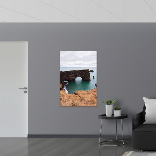 WallClassics - Poster Glossy - Rock s'ouvrant sur la mer par temps nuageux - 80x120 cm Photo sur Papier Poster avec Finition Brillante