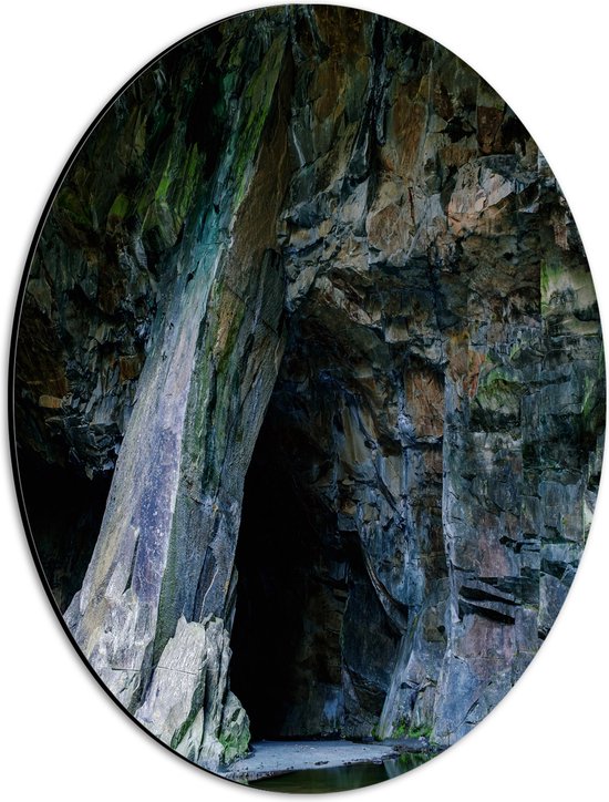 WallClassics - Dibond Ovaal - Grot in Bruin-Grijze Rotsen - 30x40 cm Foto op Ovaal (Met Ophangsysteem)