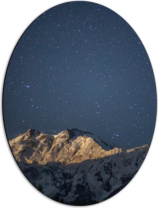 WallClassics - Dibond Ovaal - Heldere Sterrenhemel boven Witte Bergtoppen - 42x56 cm Foto op Ovaal (Met Ophangsysteem)