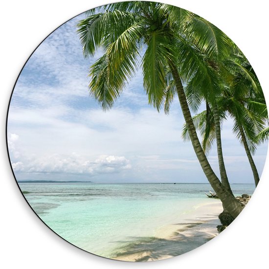 WallClassics - Dibond Muurcirkel - Groene Palmbomen op Wit Strand - 50x50 cm Foto op Aluminium Muurcirkel (met ophangsysteem)