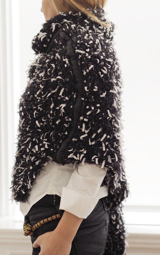 YELIZ YAKAR - Handmade - Luxe Dames Hand Gebreide Poncho “Wabi Sabi V”- zwart, grijs en wit kleuren mix - Inclusief sierspeld -designer kleding - kerst - luxecadeau - kerstcadeau voor vrouwen