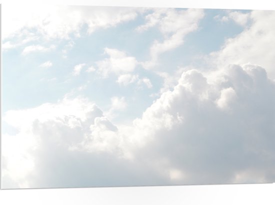 WallClassics - PVC Schuimplaat - Grote Witte Wolken in de Lucht - 105x70 cm Foto op PVC Schuimplaat (Met Ophangsysteem)