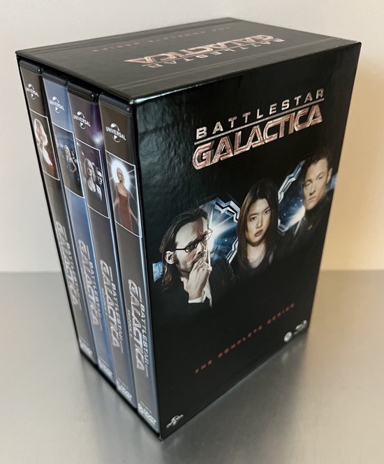 Battlestar Galactica Complete Series box met 4 dvd's ernaast, box met 4 hoofdpersonages.