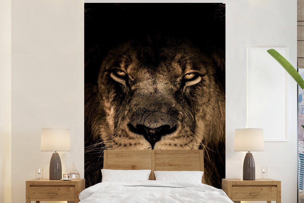 Behang - Fotobehang Leeuw - Dieren - Zwart - Portret - Breedte 180 cm x hoogte 280 cm