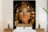 Behang - Fotobehang Vrouw - Cleopatra - Goud - Sieraden - Make up - Luxe - Breedte 200 cm x hoogte 300 cm