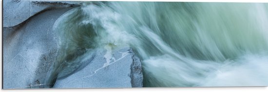 WallClassics - Dibond - Blauw Stromend Water langs Stenen - 90x30 cm Foto op Aluminium (Wanddecoratie van metaal)