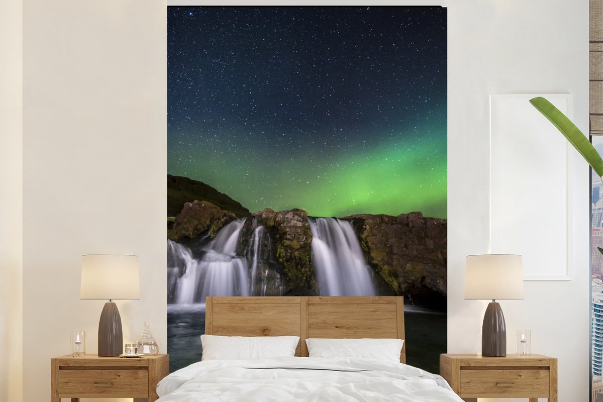 Behang - Fotobehang Noorderlicht - Waterval - IJsland - Natuur - Breedte 170 cm x hoogte 260 cm