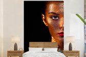 Behang - Fotobehang Make up - Goud - Vrouw - Luxe - Glitter - Kunst - Breedte 155 cm x hoogte 240 cm