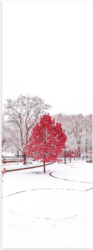 WallClassics - Poster Glanzend – Rode Boom in Witte Sneeuw - 50x150 cm Foto op Posterpapier met Glanzende Afwerking