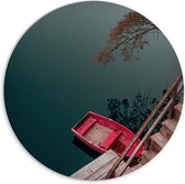 WallClassics - PVC Schuimplaat Muurcirkel - Kleine Roze Bootje aan Steiger - 70x70 cm Foto op Muurcirkel (met ophangsysteem)