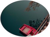 WallClassics - Dibond Ovaal - Kleine Roze Bootje aan Steiger - 80x60 cm Foto op Ovaal (Met Ophangsysteem)