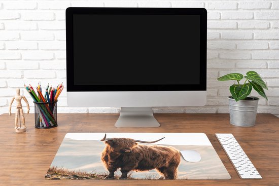 Bureau onderlegger 80x40 cm - Muismat Schotse hooglander - Dieren - Landelijk - Landschap - Koe - Natuur - Bureaulegger xl - Desk mat beschermer - Computer muismatten
