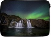 Laptophoes 14 inch 36x26 cm - Noorderlicht  - Macbook & Laptop sleeve Aurora Borealis boven de watervallen in IJsland - Laptop hoes met foto