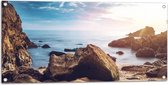 WallClassics - Tuinposter – Grote Rotsen op het Zand - 100x50 cm Foto op Tuinposter  (wanddecoratie voor buiten en binnen)