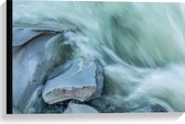 WallClassics - Canvas  - Blauw Stromend Water langs Stenen - 60x40 cm Foto op Canvas Schilderij (Wanddecoratie op Canvas)