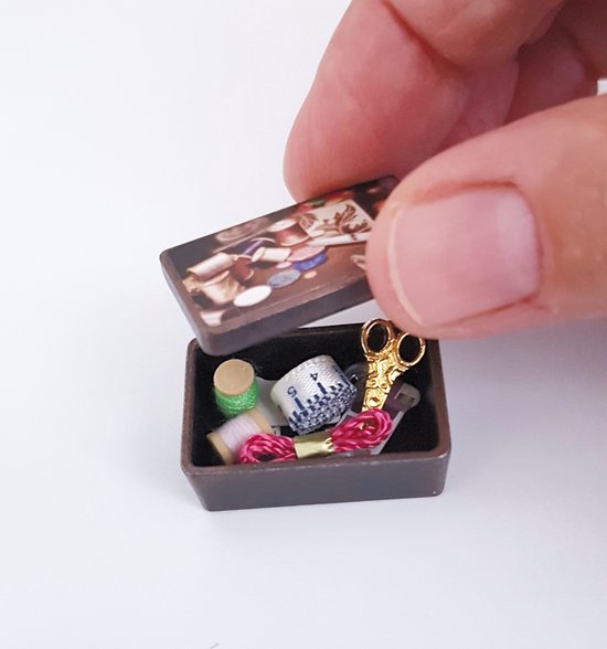 Miniatuur metalen naaidoosje met 10 items Schaal 1:12 / Poppenhuisinrichting / poppenhuis accessoires