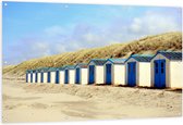 WallClassics - Tuinposter – Blauw met Witte Strandhuisjes - 150x100 cm Foto op Tuinposter  (wanddecoratie voor buiten en binnen)