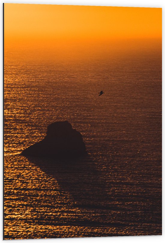 WallClassics - Dibond - Gele Hemel door Zonsondergang boven Zee - 60x90 cm Foto op Aluminium (Wanddecoratie van metaal)